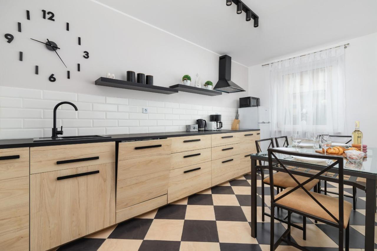 Pleasant Apartment With Terrace Cracow By Noclegi Renters คราคูฟ ภายนอก รูปภาพ