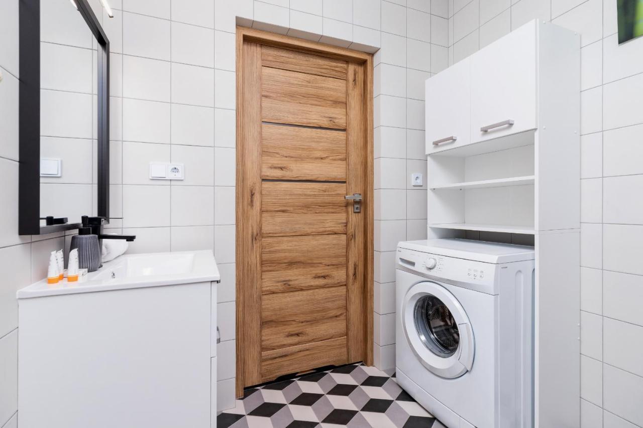 Pleasant Apartment With Terrace Cracow By Noclegi Renters คราคูฟ ภายนอก รูปภาพ